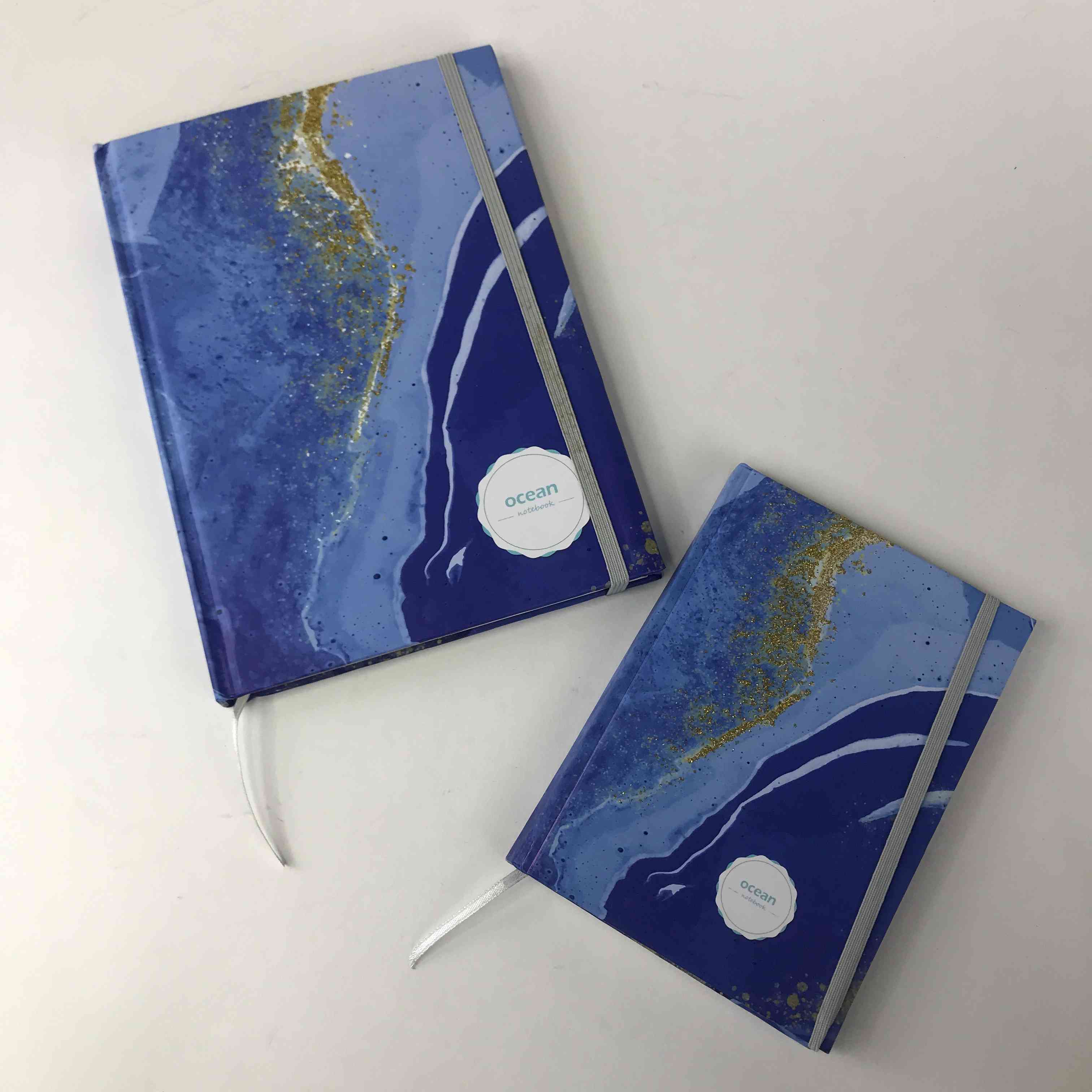 Caderno com encadernação de fio oceano estampado em ouro